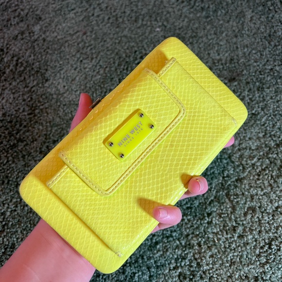 ๐ Neon Yellow Nine West Full-Sized Clasp Wallet โจ - Picture 2 of 6